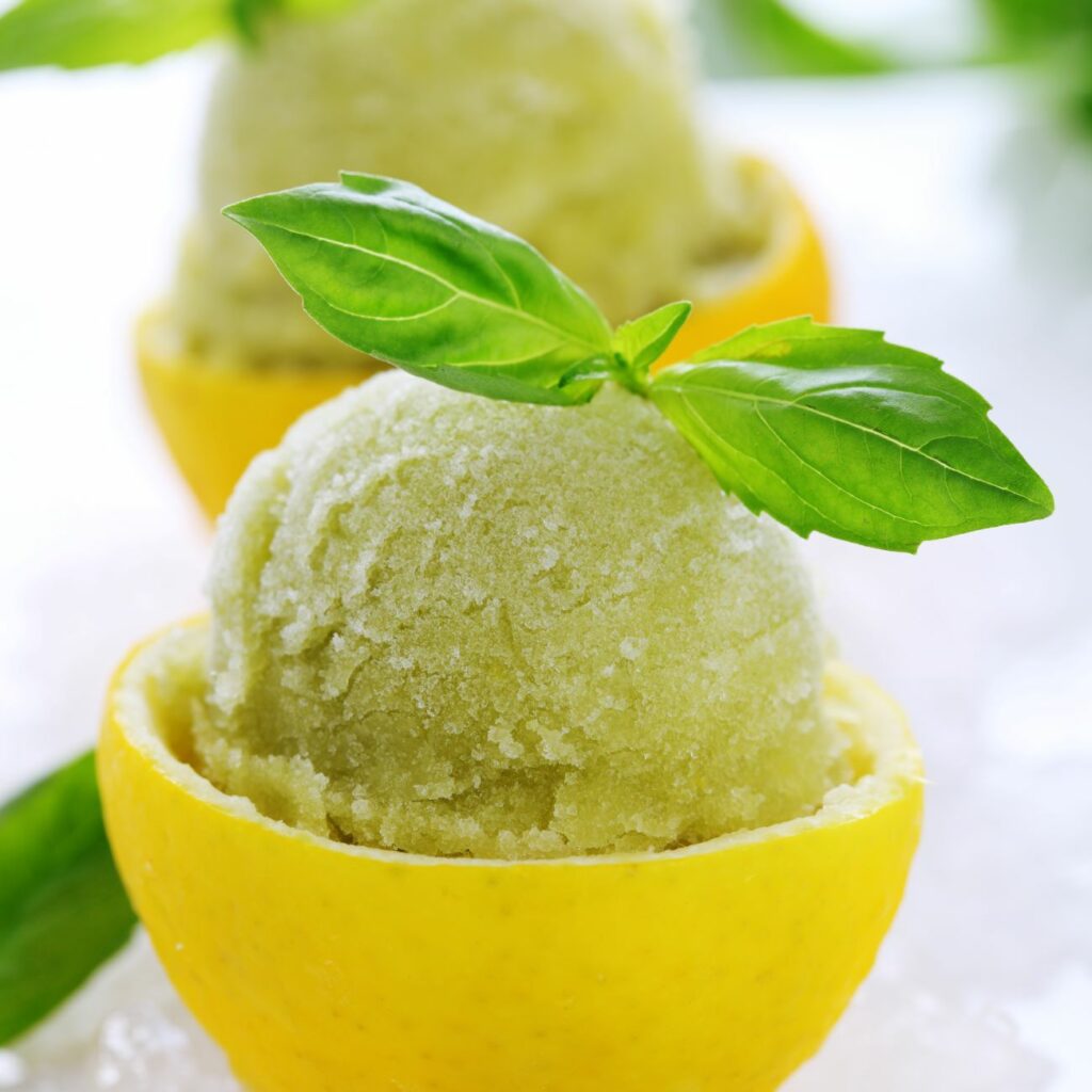 Cytrynowy sorbet z bazylią podaje się w wydrążonej cytrynie.