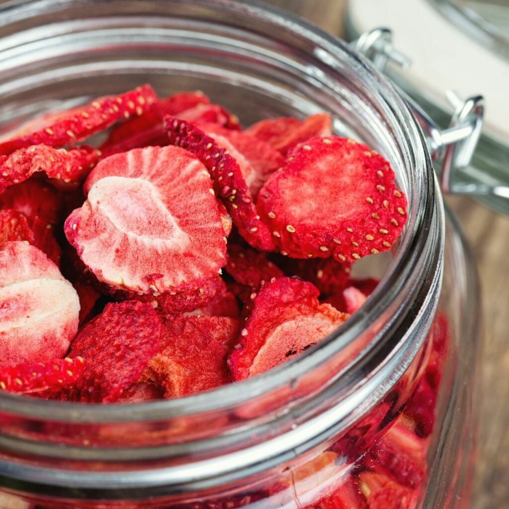 Erdbeerchips werden in einem Einmachglas präsentiert