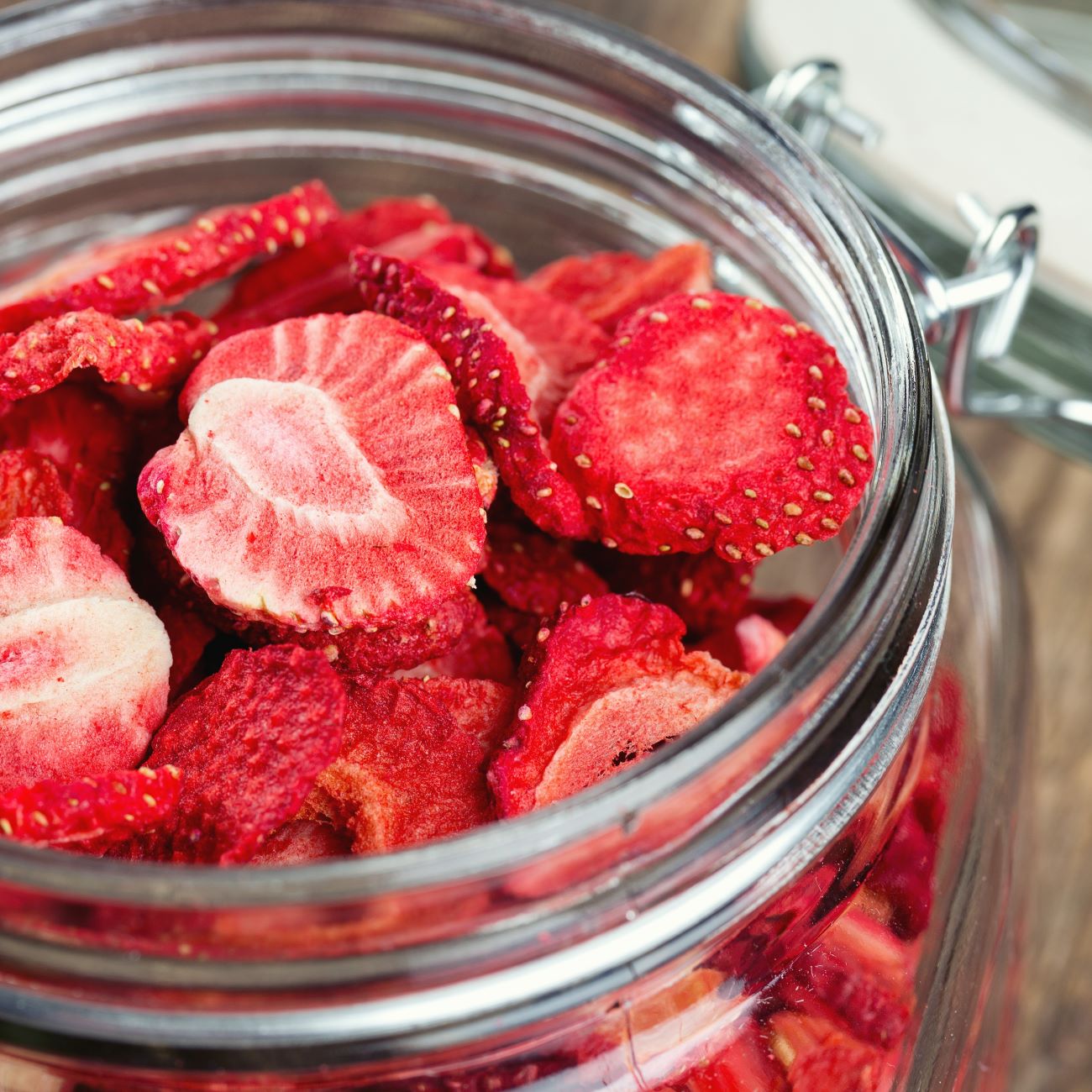 Erdbeerchips werden in einem Einmachglas präsentiert