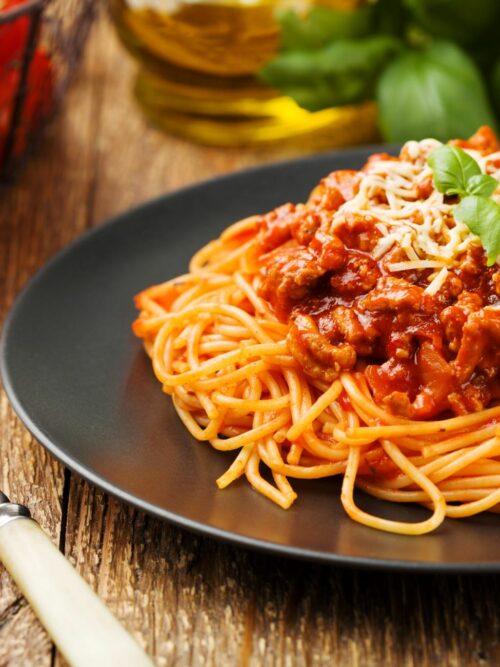 Bolognese z robota kuchennego GrandPrix jest prezentowane na spaghetii.