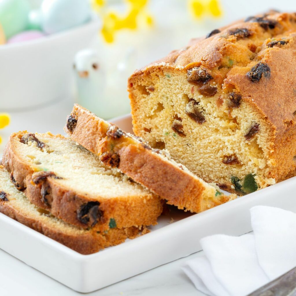 Früchtebrot wird angeschnitten präsentiert.