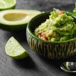 Guacamole wird in einer grüner Schale gezeigt.