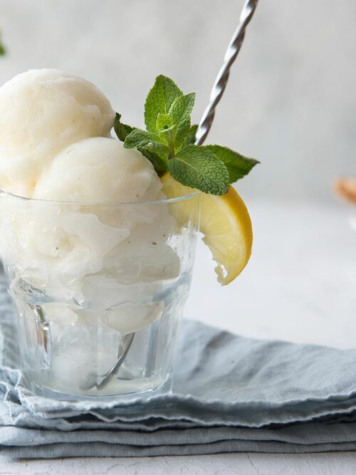 Honigmelonen-Sorbet aus dem Grand Prix wird in einem Cocktailglas serviert