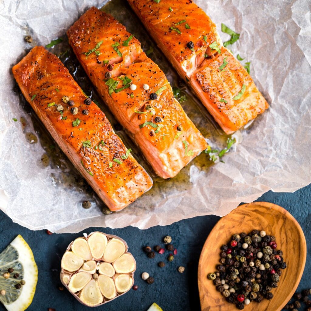 Lachs grillen: Lachs wird mit Marinade auf Backpapier gezeigt.
