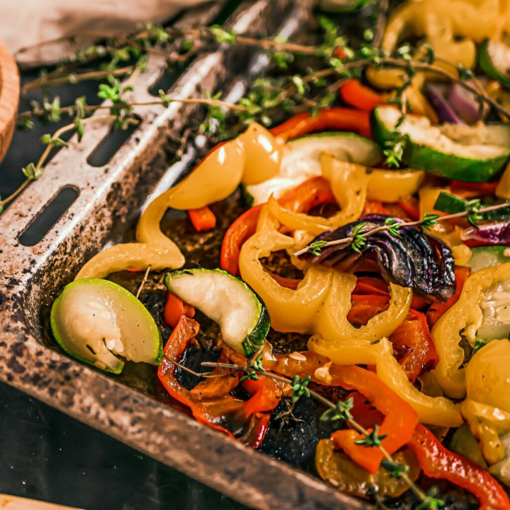 Warzywa z piekarnika są pokazywane bezpośrednio na tacy.