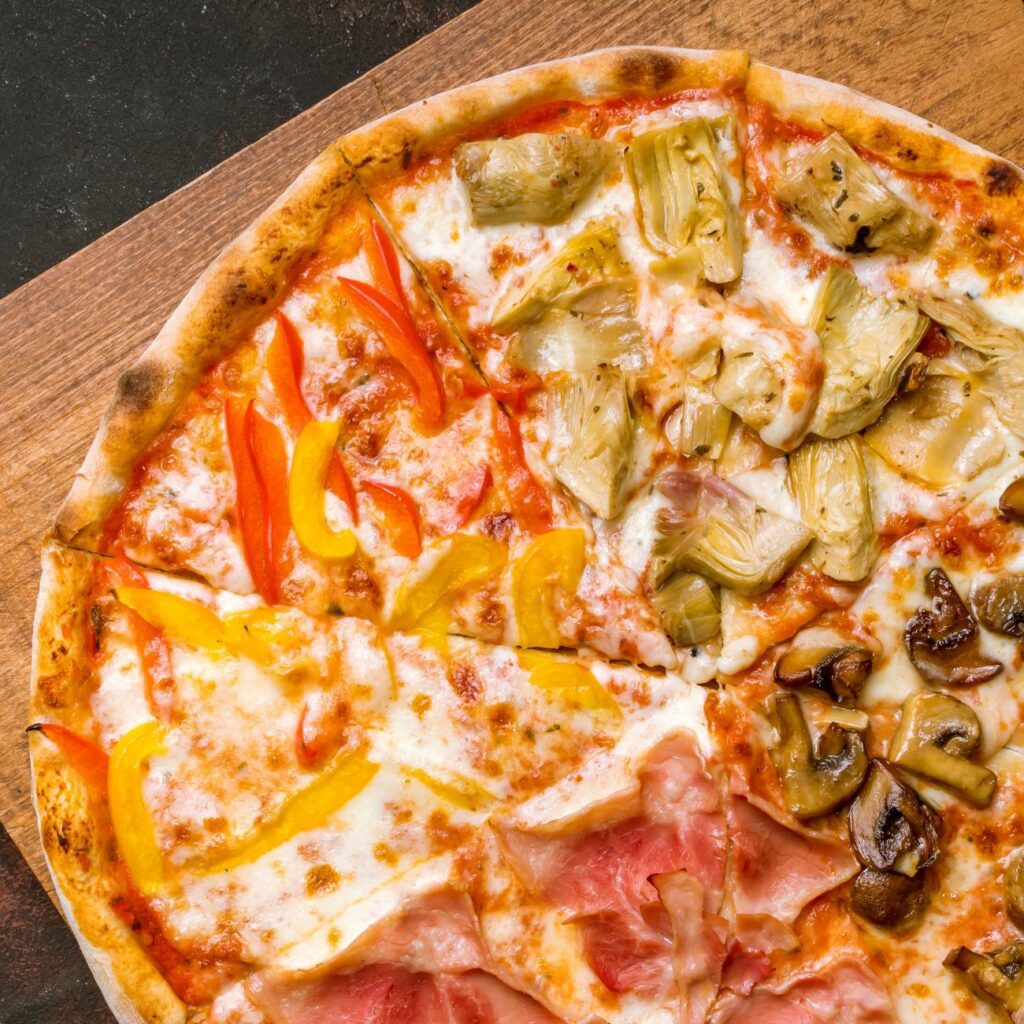 Pizza Vier Jahreszeiten wird angeschnitten von oben gezeigt.