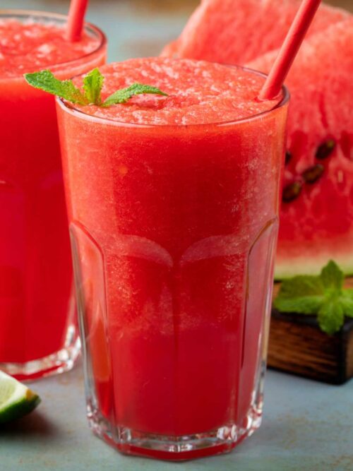 Wassermelonen-Slush wird in zwei Gläsern mit Minze serviert.