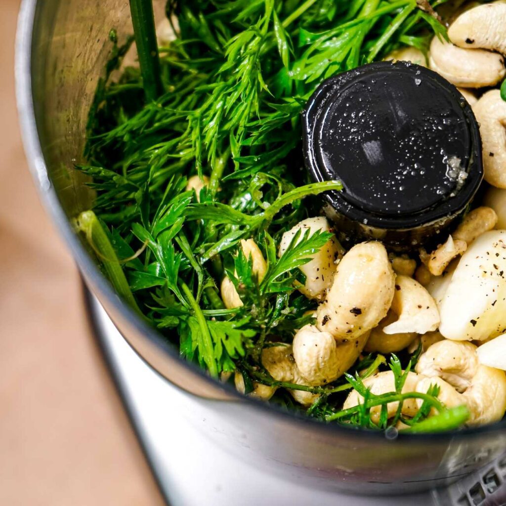 Karottengrün-Pesto: Alle Zuatten werden in einem Mix-Behälter gezeigt.
