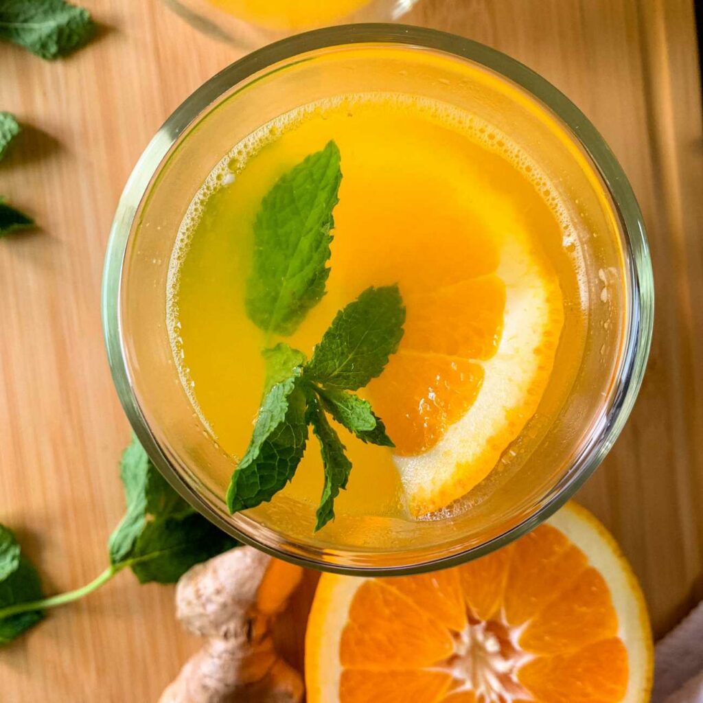 Herbata imbirowa i pomarańczowa jest pokazana w szklance herbaty z góry.
