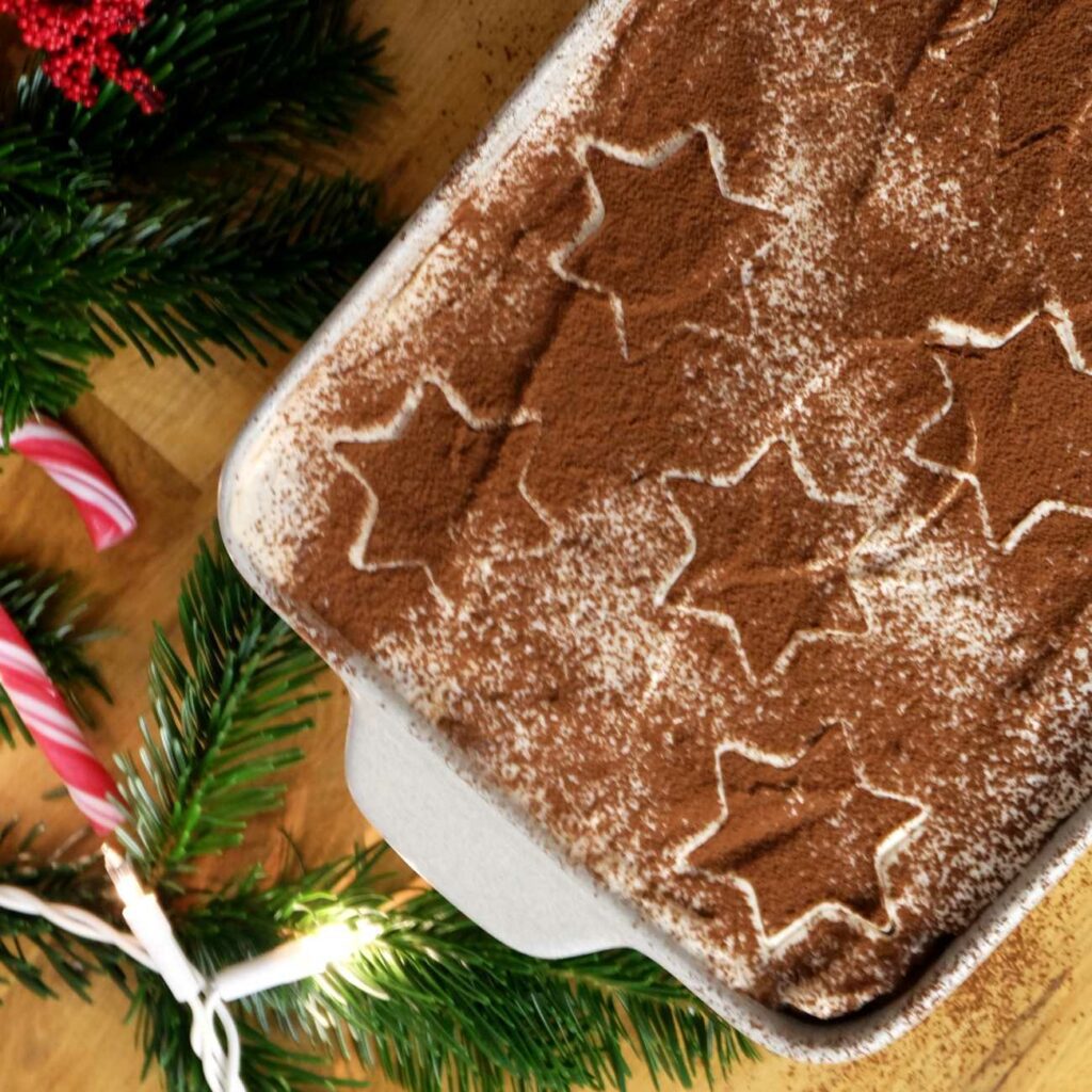 Spekulatius Tiramisu wird in einer Auflaufform gezeigt.
