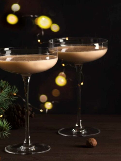 Brandy Alexander wird mit weihnachtlicher Deko und einem Cocktail-Shaker gezeigt.