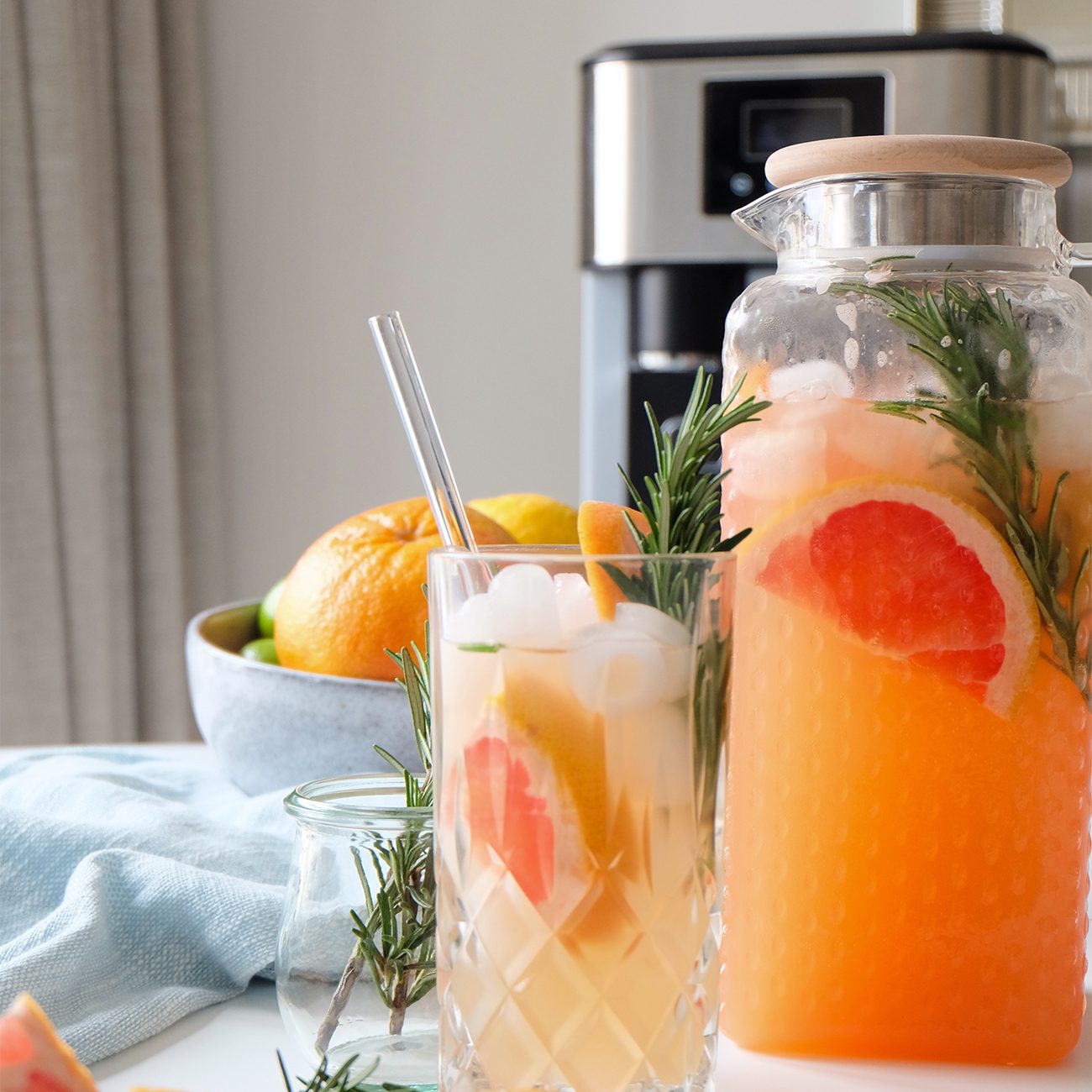Grapefruit Mocktail wird in der Karaffe und einem Glas präsentiert.