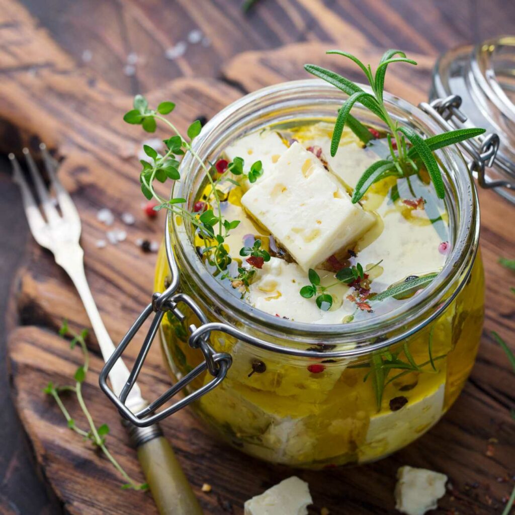 Feta einlegen: Eingelegter Feta wird in einem Glas von oben gezeigt.