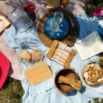 Picknick Rezepte: Picknick Decke mit Essen, Getränken und vielem mehr wird von oben gezeigt.