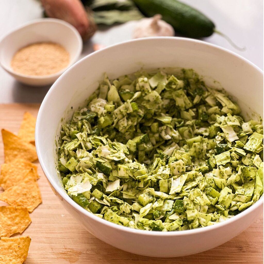 Green Goddess Salad wird in einer großen Schüssel gezeigt.