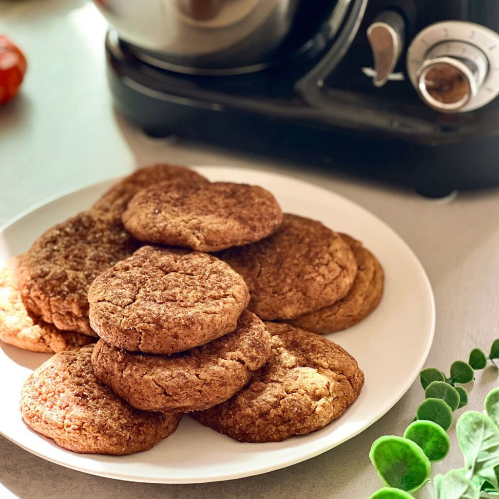 Pumpkin Cookies werden auf einem Teller gezeigt.